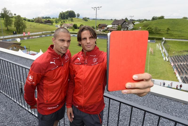 Dritter Trainingstag in Weggis: Gökan Inler (links) und Yann Sommer schiessen ein Selfie. (Bild: Keystone)