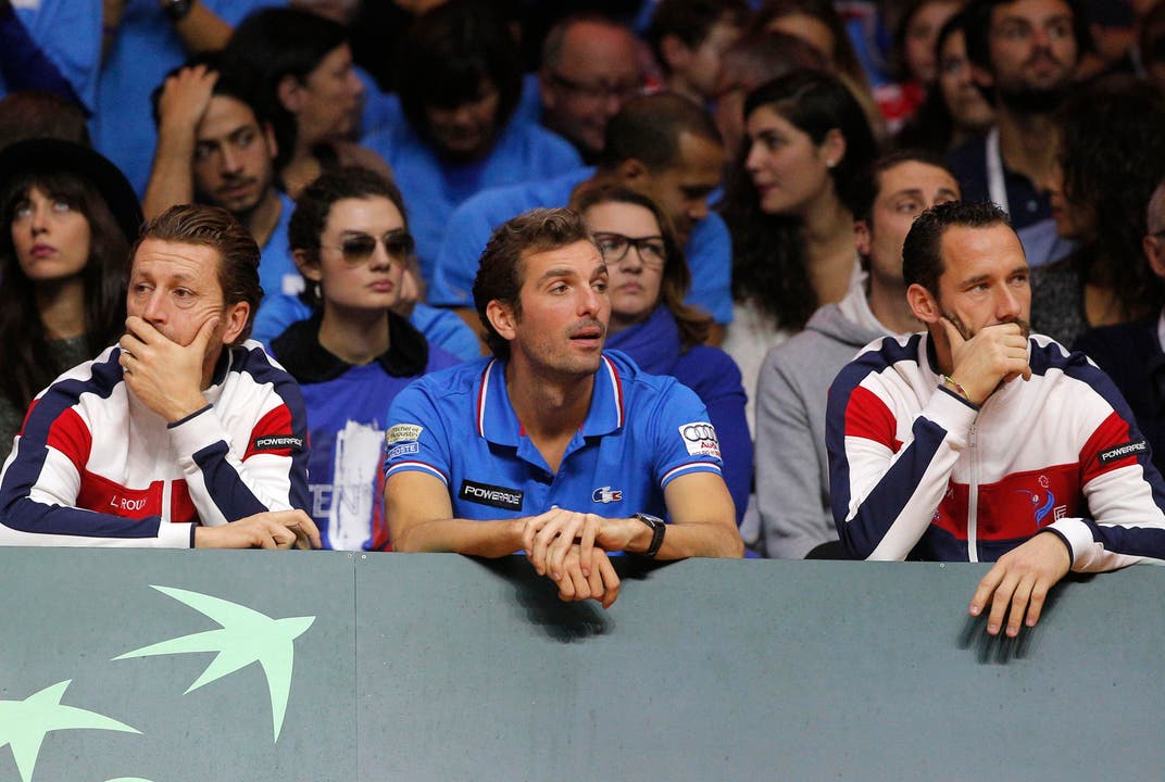 Die französische Box: Coach Lionel Roux und die Spieler Julien Benneteau und Trainer Michael Llodra watch Switzerland. (Bild: Keystone)