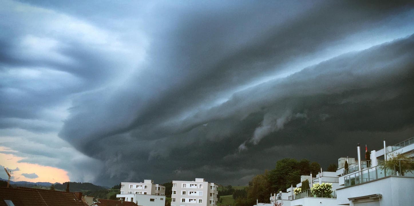 Gewitter über Willisau. (Bild: Leserbild Mario Rumi)