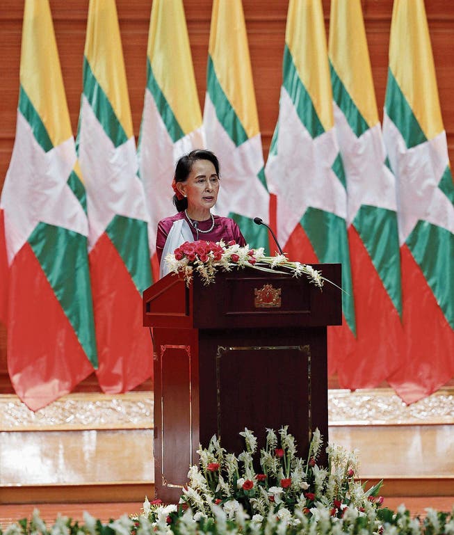 Aung San Suu Kyi (72) bei ihrer mit Spannung erwarteten Rede gestern in Naypyidaw. (Bild: Hein Htet/EPA)