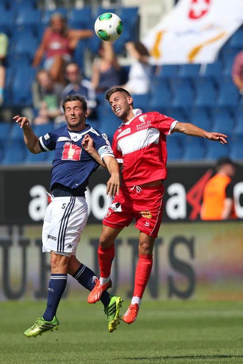 Luzerns Michel Renggli (links) gegen Sions Max Veloso. (Bild: Philipp Schmidli / Neue LZ)
