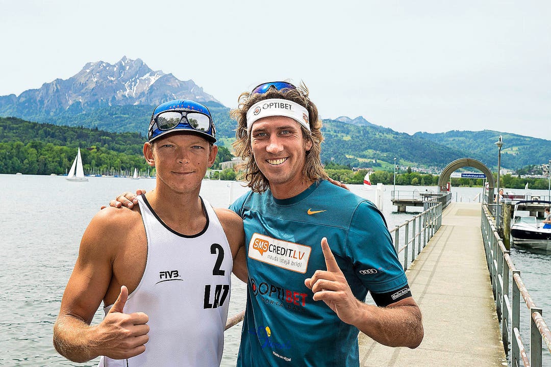 Sind dieser Tage bester Laune und geniessen die Zeit in Luzern – beides nicht nur wegen des Sports: Janis Smedins (links) und Aleksandrs Samoilovs. (Bild: Heinz Steimann)