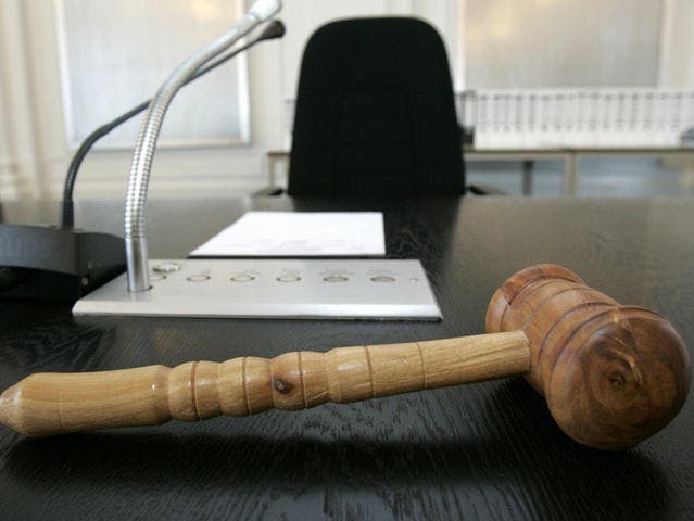Ein Hammer in einem Gericht (Archiv) (Bild: Keystone)