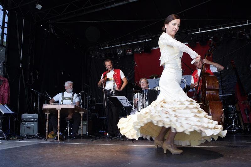 Die Alder Buebe mit der Flamenco-Tänzerin Bellinda Castanio an der 1.August-Feier auf dem Landsgemeindeplatz in Zug. (Bild: Werner Schelbert / Neue ZZ)