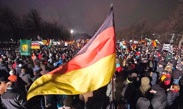 Teilnehmer des Protestmarschs Pegida am vergangenen Montag in Dresden. (Bild: AP/Jens Meyer)