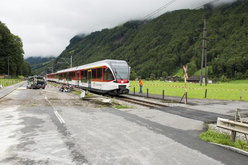 Die Kantonsstrasse, sowie die Bahnstrecke, mussten für mehrere Stunden gesperrt werden. (Bild: Keystone)