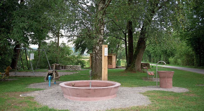 Die neue Brunnenanlage auf dem Spielplatz Oberau in Baar wurde kürzlich der Bevölkerung übergeben. (Bild: Maria Schmid (4. September 2017))