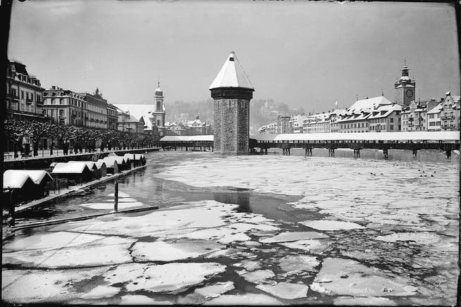 Februar 1929: Eisschollen treiben die Reuss hinunter. Links die damaligen Entengehege.Bild (Bild: Stadtarchiv (F2a/Naturereignisse/06:07))