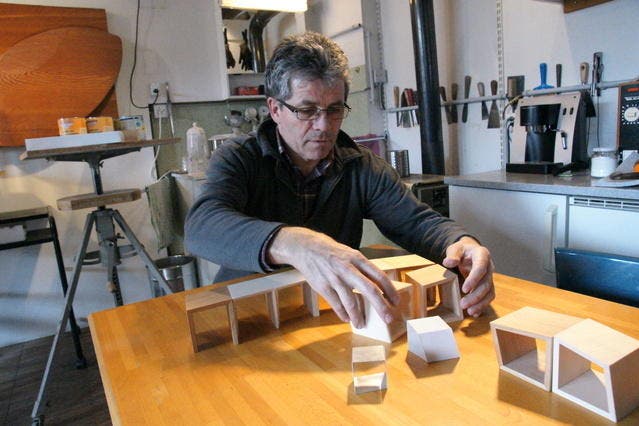 Der Lungerer Bildhauer Karl Imfeld entdeckt mit seinen Kuben zahlreiche Spielmöglichkeiten. (Bild Romano Cuonz/Neue OZ)