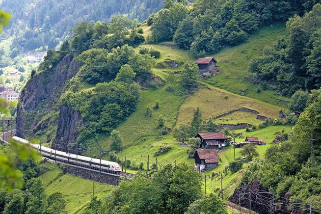 Auch in Zukunft sollen direkte Züge ab den Zentren über die Bergstrecke fahren. (Bild: Keystone)