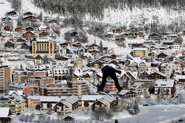 Ein Skispringer segelt vor der Kulisse Engelbergs. (Bild Philipp Schmidli/Neue LZ)