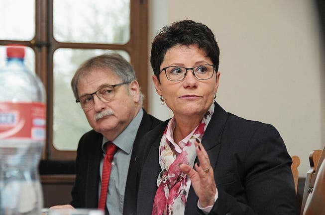 Landammann Franz Enderli und Finanzdirektorin Maya Büchi zeigen die Strategie des Kantons auf. (Bild: Markus von Rotz (9. Februar 2017))