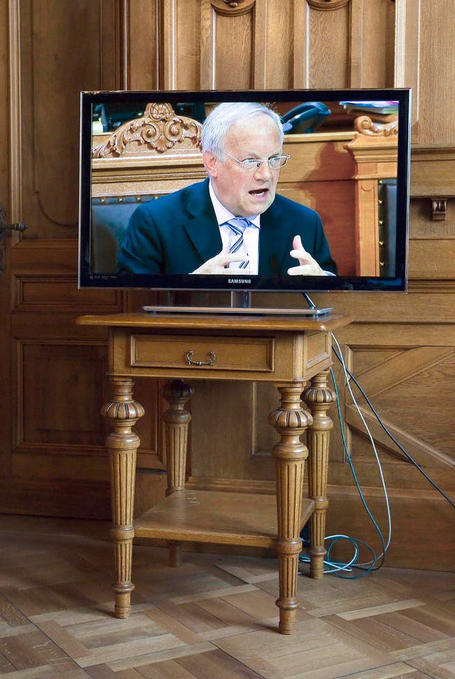Auf einem Bildschirm ist in der Wandelhalle die Rede von Johann Schneider-Ammann im Ständerat zu sehen. (Bild: Keystone/Peter Klaunzer)