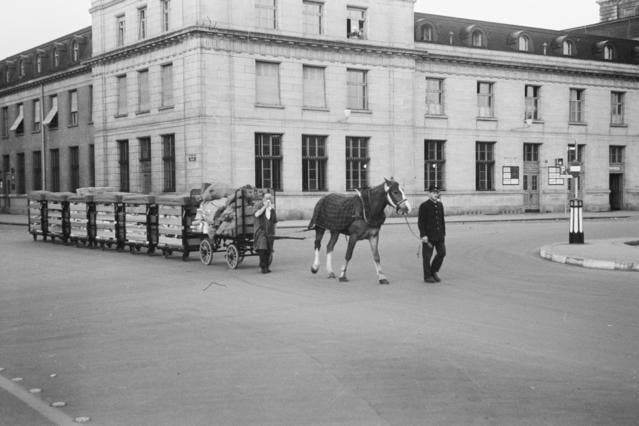 1939 vor dem alten Bahnhof Luzern: Ein Pferd zieht einen Postwagen. (Bild: Max A. Wyss/ Stiftung Fotodok)