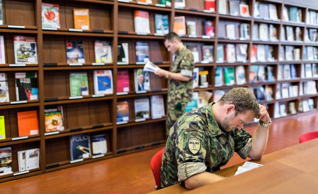 Weniger Kurse an der Uni für Militärkader &ndash; das ist bald möglich. Bild: Gaetan Bally/Keystone (Birmensdorf, 13. August 2013)