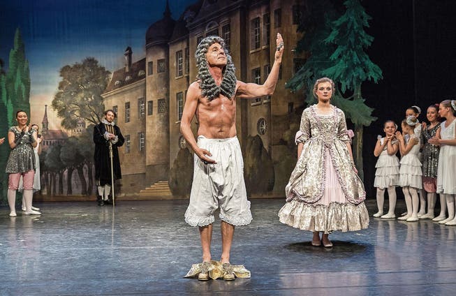 Godi Huser verkörpert auf der Bühne des Stadttheaters Sursee Kaiser Kanisius. (Bild: Roberto Conciatori (24. April 2017))