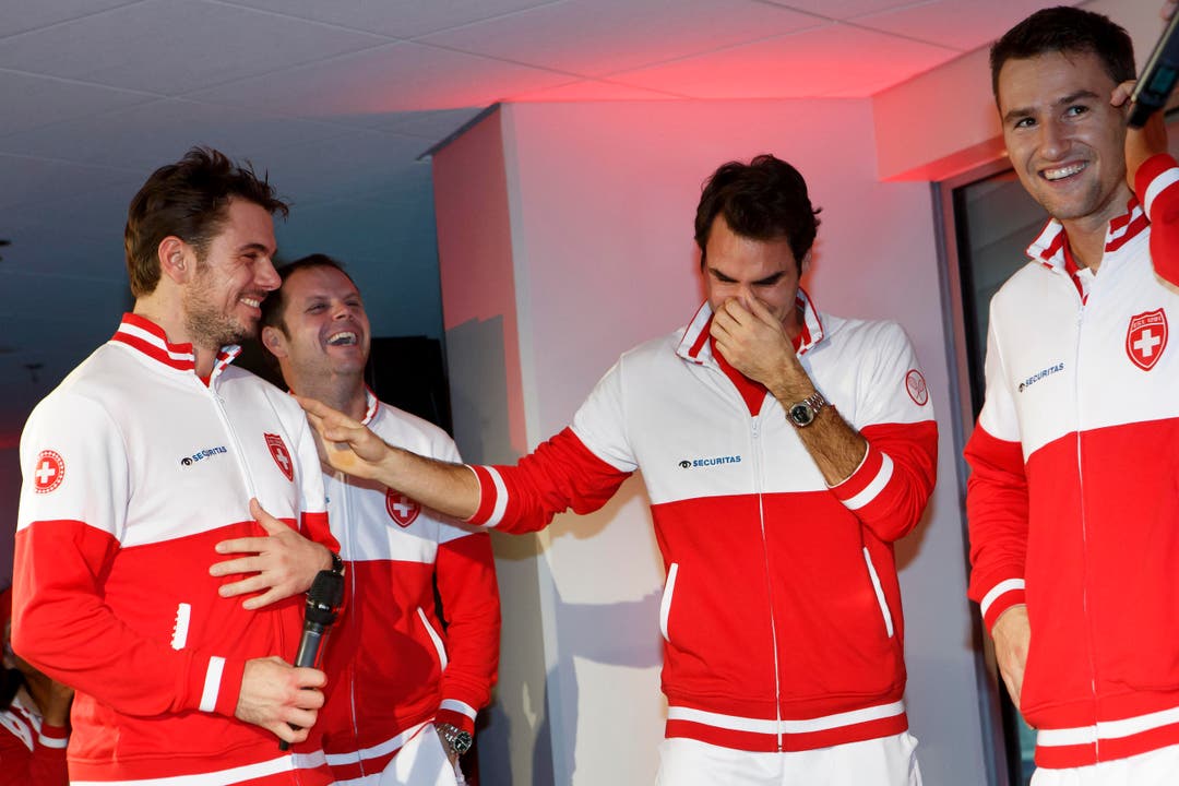 Es gibt viel zu lachen: Stan Wawrinka (links) mit Roger Federer, beobachtet von Marco Chiudinelli (rechts) und Severin Lüthi. (Bild: Keystone)
