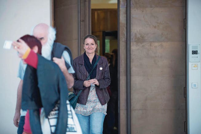 Lisa Bosia Mirra (Bildmitte) vor dem Bundesstrafgericht in Bellinzona. (Bild: Samuel Golay/TI-Press)