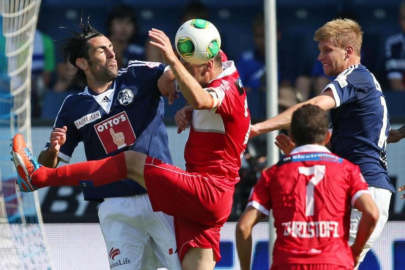 Luzerns Tomislav Puljic (links) und Florian Stahel gegen Sions Vilmos Vanczak. (Bild: Philipp Schmidli / Neue LZ)