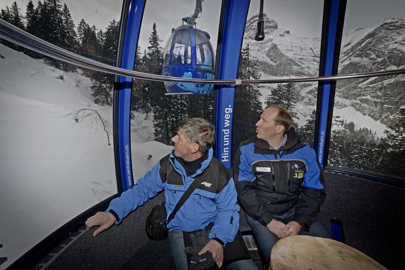 Korporationspräsident Niklaus Ettlin (links) und Geschäftsführer Xander Seiler blicken Richtung Bergstation. (Bild: Corinne Glanzmann / Neue OZ)