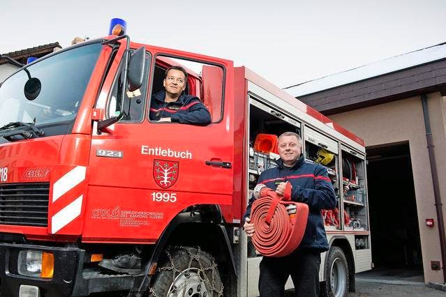 Sie stehen der fusionierten Feuerwehr künftig vor: Werner Bieri, heute Kommandant der Feuerwehr Entlebuch (links), und Roland Studer, Kommandant von Hasle. (Bild Dominik Wunderli)