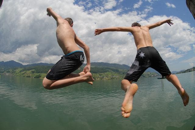 Noël und Mico springen ins Wasser. (Bild Izedin Arnautovic/Neue OZ)