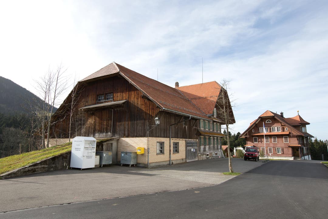 Das alte Pächterhaus auf Heiligkreuz steht unmittelbar neben dem Hospiz (rechts). (Bild: Manuela Jans-Koch/Neue LZ)