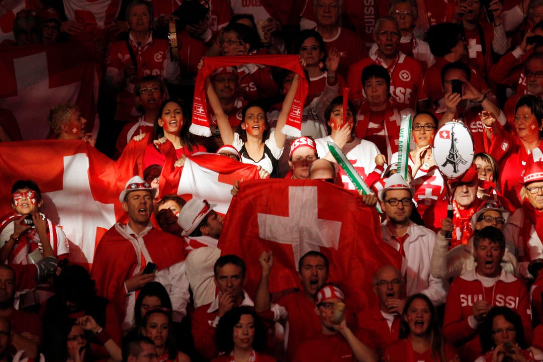 Rund 3000 Fans aus der Schweiz sind im Stadion. (Bild: Keystone)