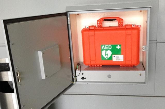 Einer von 32 neuen Defibrillatoren im Kanton Zug. Dieser ist am Verwaltungsgebäude an der Aabachstrasse angebracht. (Bild: PD)