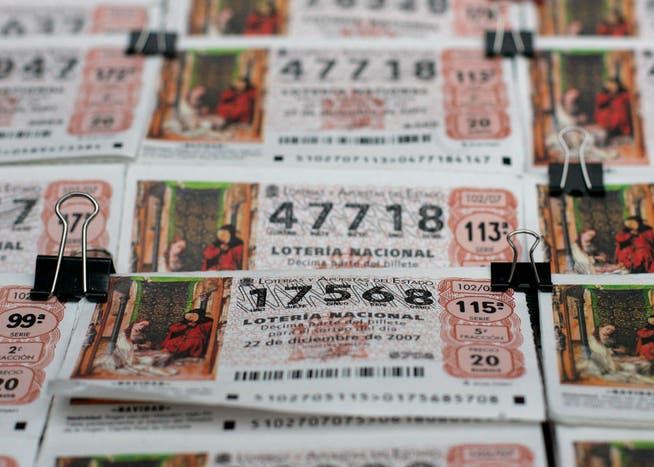 Lottonummern an einem Verkaufsstand in Madrid. (Bild: Bernat Armangue / EPA)