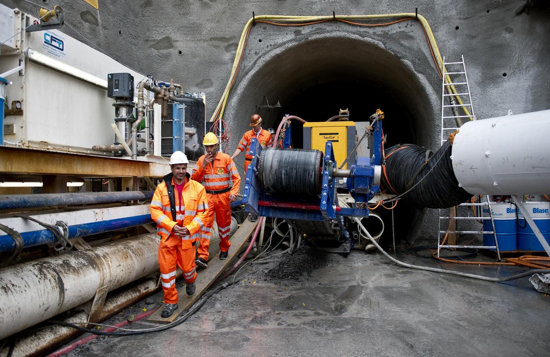 Das Gestein wird per Förderband aus dem Tunnel gebracht und mit Lastwagen in die nahe gelegene Deponie Stuechferich Sarnen transportiert. (Bild: Corinne Glanzmann)