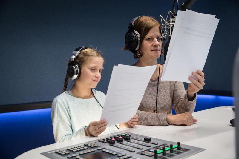 Radio-Pilatus-Redaktorin Andy Hochstrasser mit Tochter Lia Eisserle. (Bild: Manuela Jans-Koch / LZ)