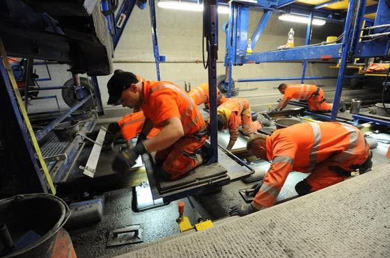 Beim Betonieren der Fahrbahn müssen die Arbeiter schweisstreibende Handarbeit verrichten. (Bild: Urs Hanhart/Neue UZ)