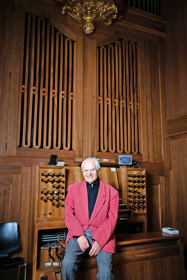 Franz Pfister bei «seiner» Orgel in der Pfarrkirche St. Georg in Sursee. (Bild Manuela Jans-Koch)
