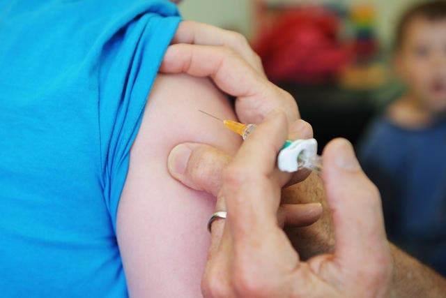 Der Kinderarzt verabreicht Impfungen. (Gestellte Szene) (Bild: Archiv / LZ)