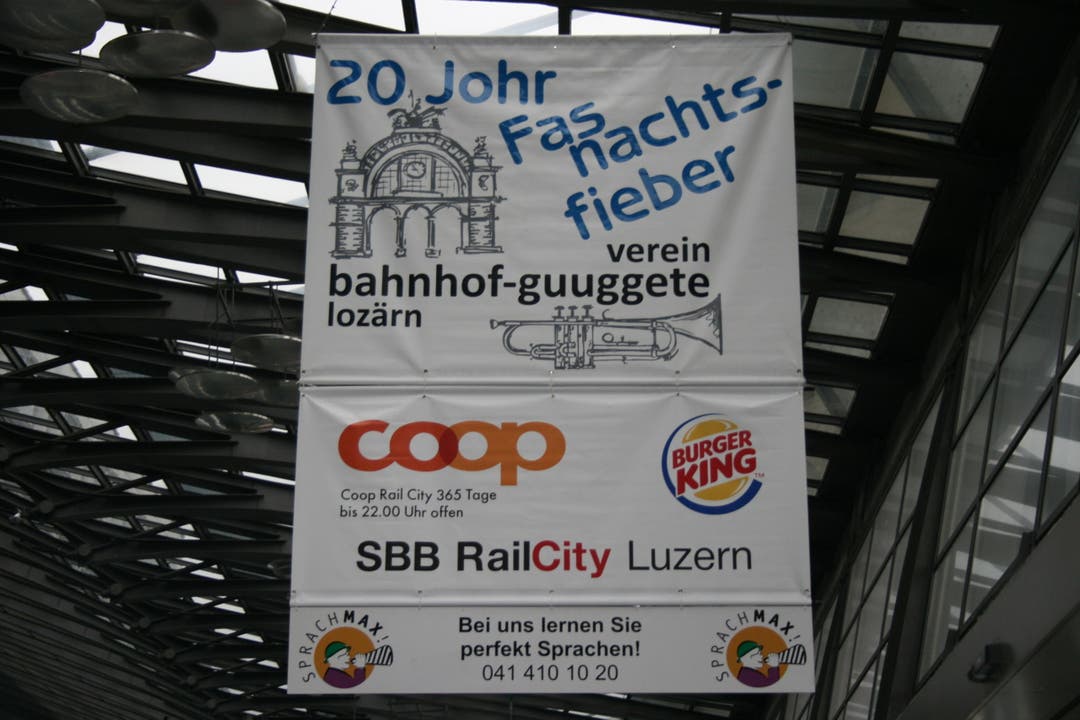 Plakat zu Fasnachtsausstellung im Bahnhof Luzern. (Bild: Stefan Dähler/Neue LZ Online)