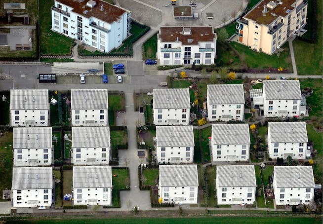 Auch von diesen Häusern in Dübendorf will der Bundesrat ganz genau wissen, wo sich die Eingänge befinden. (Bild: Keystone/Steffen Schmidt)