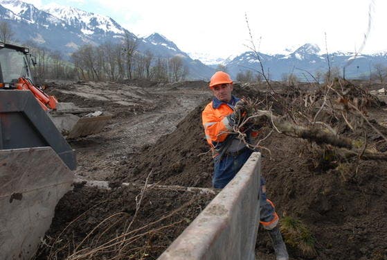 Im Sarner Lido entsorgt zurzeit die Bürgi AG aus Alpnach Schutt vom Hochwasser 2005. (Bild Geri Wyss/Neue OZ)