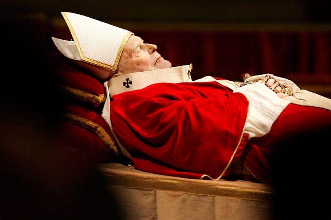 Johannes Paul II. auf dem Totenbett. Er war der Beliebteste aller Päpste. (Bild: Keystone)