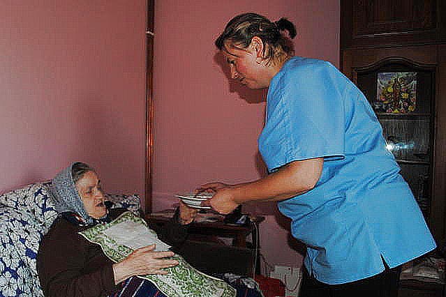Eine Mitarbeitern von Pro Vita in Brasov im Einsatz. (Bild: PD)