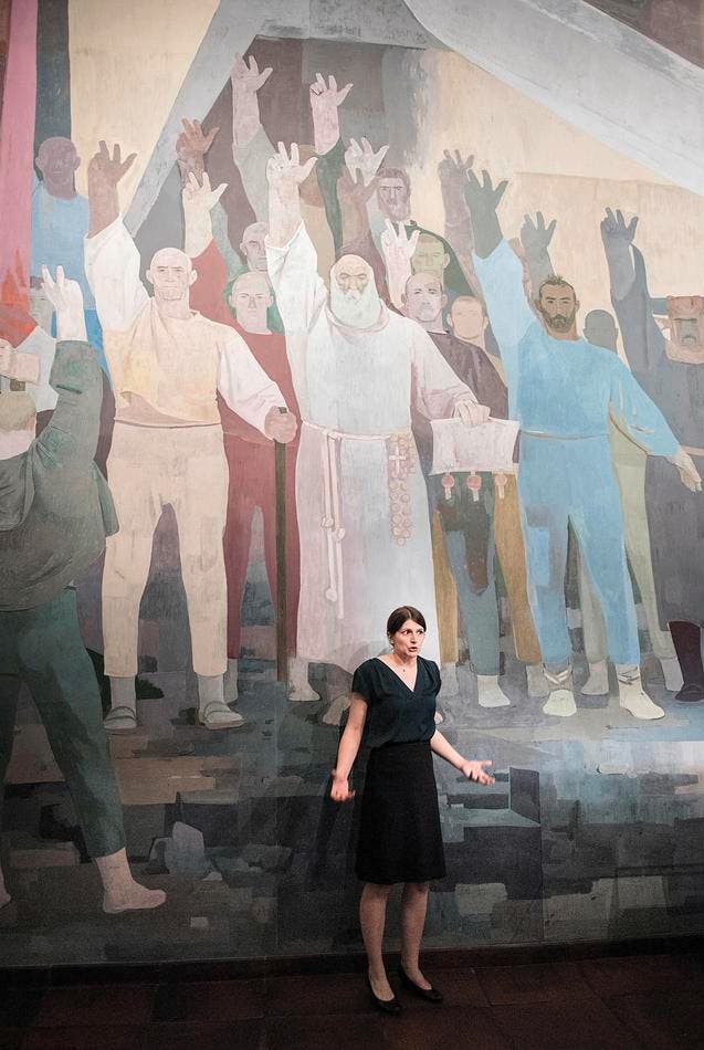 Vor dem Wandbild «Rütlischwur» von Walter Clénin erläutert Museumsleiterin Annina Michel die Bedeutung des Bundesbriefs. (Bild Boris Bürgisser)