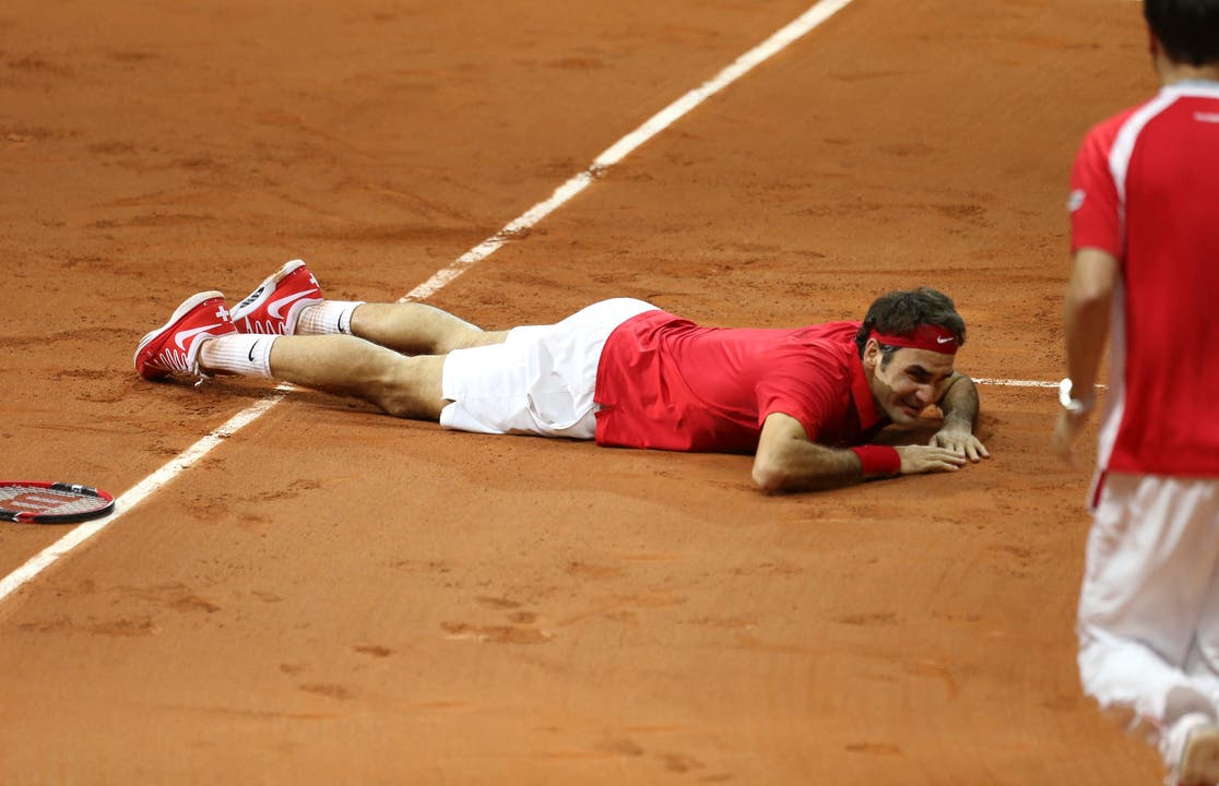 Roger Federer nach dem grandiosen Sieg gegen Gasquet am Boden, erster Gratulant ist Coach Severin Lüthi. (Bild: Keystone)
