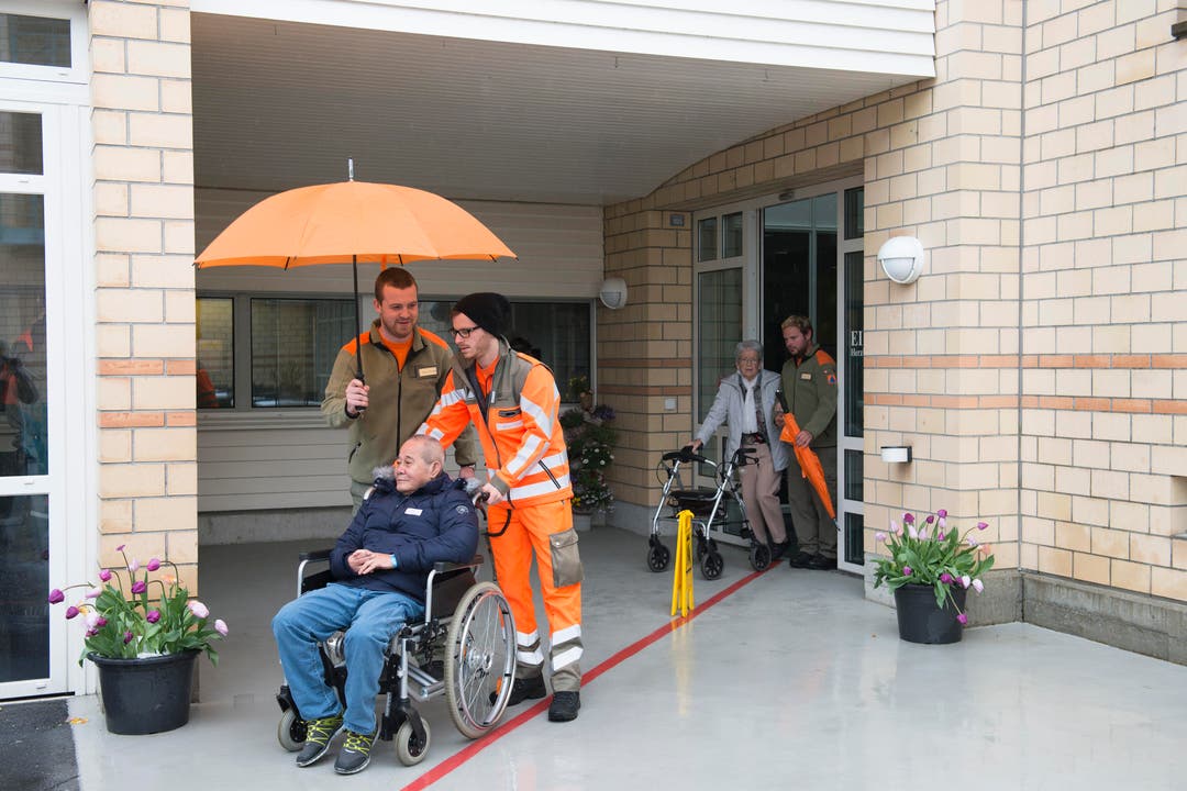 Eine Gruppe von Bewohnern des Pflegeheims Fläckematte in Rothenburg wird von Zivilschützern abgeholt. (Bild: PD)