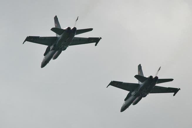Zwei F/A-18-Kampfjet im Einsatz (Symbolbild). (Bild: Pius Amrein)