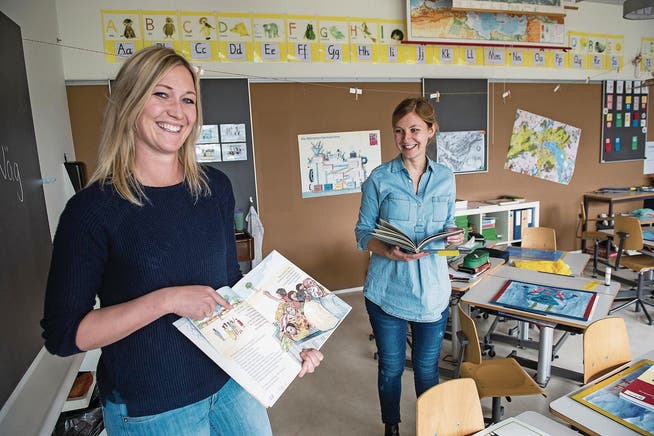 Die Lehrerinnen Faye Dittrich (links) und Kathrin Schraner im Schulhaus Unterlöchli mit Lehrmitteln zum Thema Menschenrechte. (Bild: Dominik Wunderli (Luzern, 3. Mai 2017))