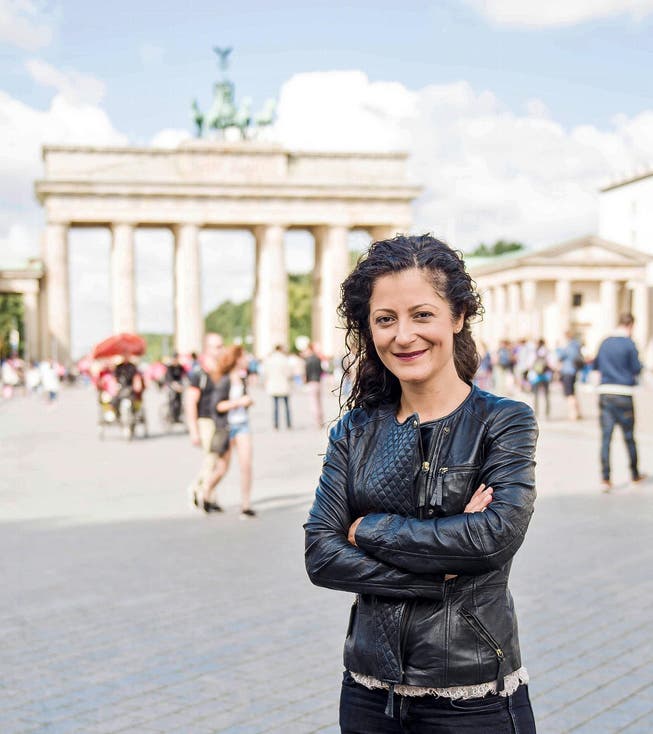 Die deutsche SPD-Bundestagsabgeordnete Cansel Kiziltepe (40) auf dem Pariser Platz vor dem Brandenburger Tor in Berlin. (Bild Rudi-Renoit Appoldt)