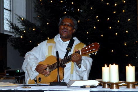 Alphonse Ndabiseruye Gitarre spielend beim Gottesdienst. (Bild Robert Hess/Neue OZ)