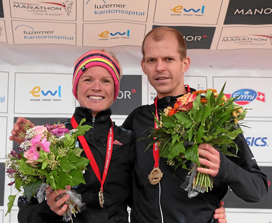 Die Sieger im Marathon Conny Berchtold und Fabian Kuerth am Sonntagmittag bei der Siegerehrung im Verkehrshaus Luzern. (Bild: Swiss-image.ch / Andy Mettler)