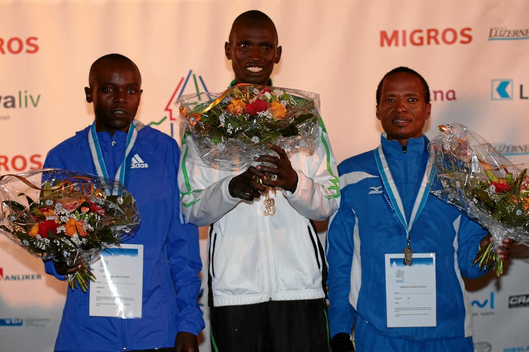 Abraham Kipyatich (mitte) gewinnt vor Ngeny Frederick (links) und Bernard Matheka. (Bild: Swiss-Image)