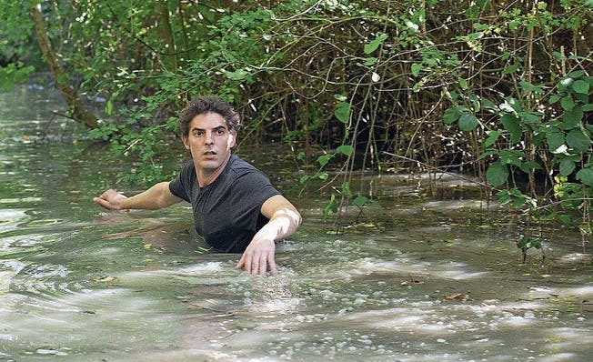 Passend zum ganzen Film geht Hauptfigur Léo (Damien Bonnard) unfreiwillig baden. (Bild: Xenix)